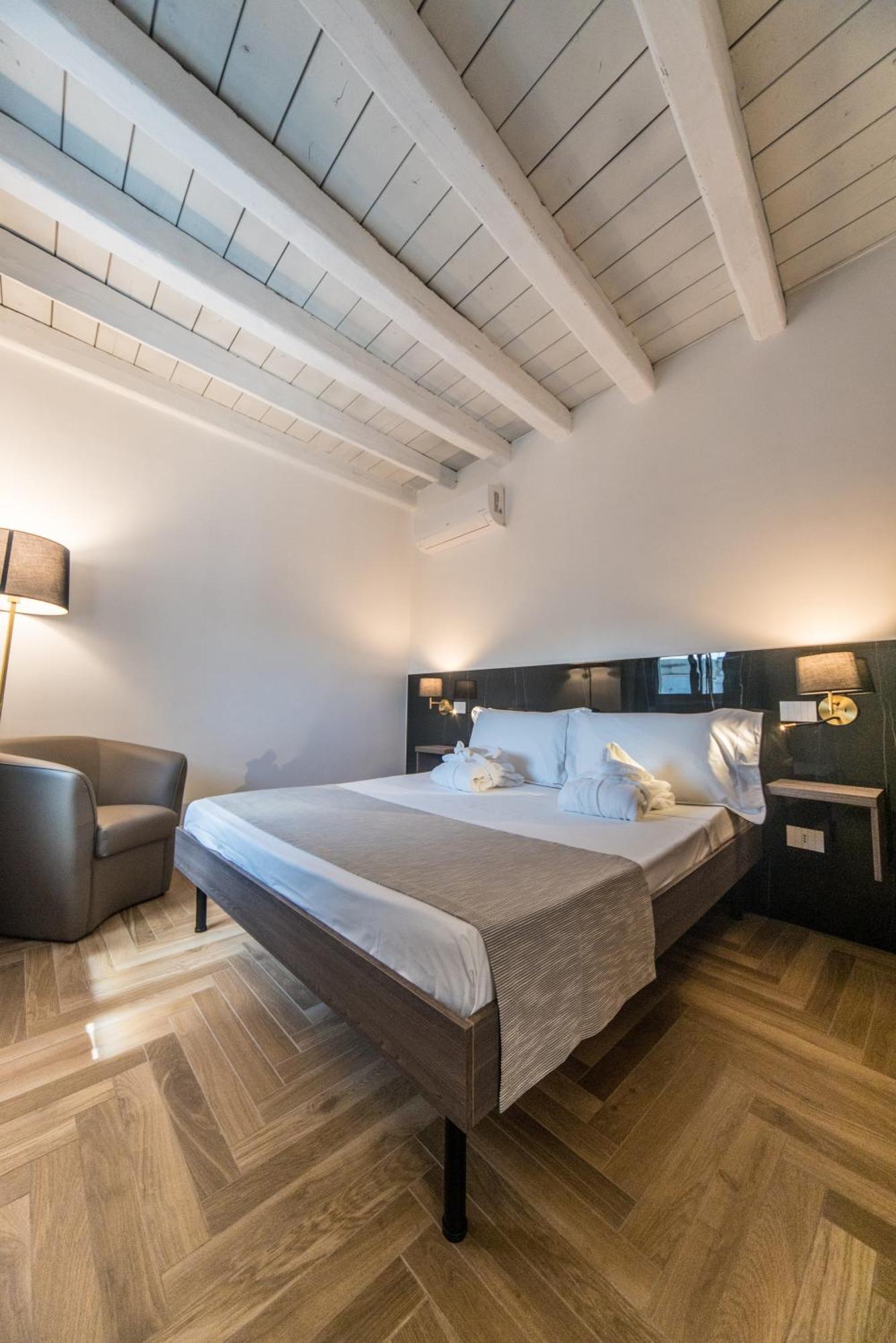 Suite Santa Chiara Trani Bagian luar foto